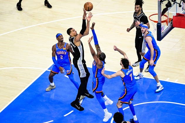 NBA, Basketball Herren, USA Western Conference Finals Game 1 - San Antonio Spurs at Oklahoma City Thunder San Antonio Spurs forward center Victor Wembanyama (2-L) shoots against Oklahoma City Thunder guard forward Jalen Williams (C) during game 1 of the NBA Western Conference Finals between Oklahoma City Thunder and San Antonio Spurs in Oklahoma City, Oklahoma, USA, 18 May 2026. Oklahoma City United States  Copyright: xGERALDxLEONGx