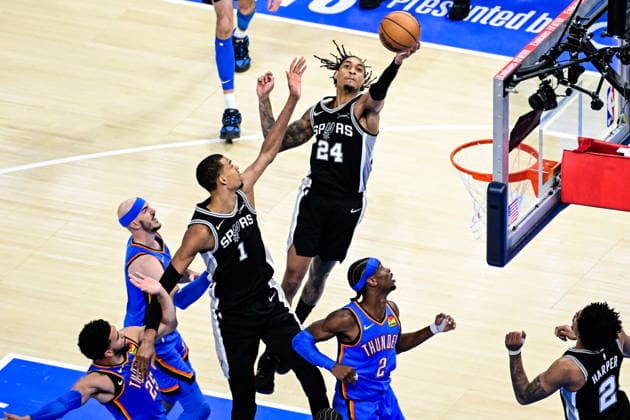 NBA, Basketball Herren, USA Western Conference Finals Game 1 - San Antonio Spurs at Oklahoma City Thunder San Antonio Spurs guard forward Devin Vassell (C-R) shoots the ball during game 1 of the NBA Western Conference Finals between Oklahoma City Thunder and San Antonio Spurs in Oklahoma City, Oklahoma, USA, 18 May 2026. Oklahoma City United States  Copyright: xGERALDxLEONGx