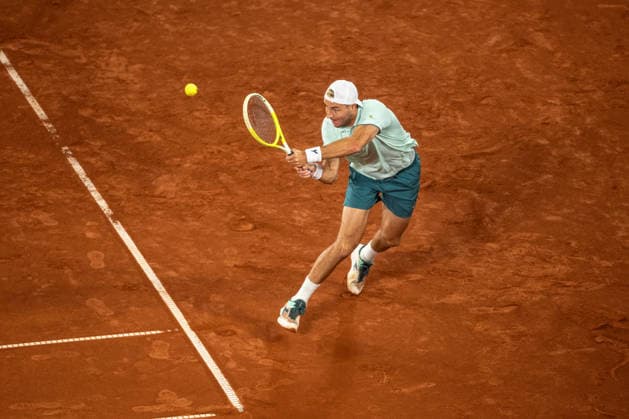 Bitpanda Hamburg Open 2026 - Day 3 Jan-Lennard Struff of Germany plays a backhand against Jakub Mensik of the Czech Republic during their Men s Singles Round One match at the Bitpanda Hamburg Open in Hamburg, Germany, on May 18, 2026. Hamburg Germany  Copyright: xAndyxAstfalckx originalFilename:astfalck-bitpanda260518_npHSi.jpg