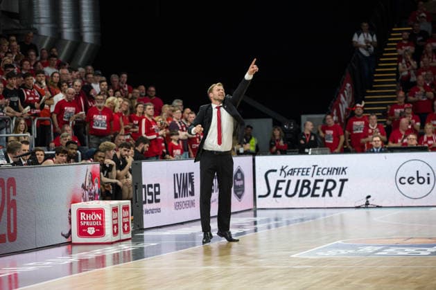 Bamberg, Deutschland 18. Mai 2026: 1. BBL Playoff Viertelfinale - 2025 2026 - Sp. 2 - Bamberg Baskets gegen Ratiopharm Ulm Im Bild: Trainer Anton Gavel (Bamberg) gestkuliert am Spielfeld Einzelbild Brose Arena Bayern *** Bamberg, Germany 18 May 2026 1 BBL Playoff Quarterfinals 2025 2026 Sp 2 Bamberg Baskets vs Ratiopharm Ulm In the picture coach Anton Gavel Bamberg gesturing on the court Single image Brose Arena Bayern Copyright: xFotostandx xSchmittx