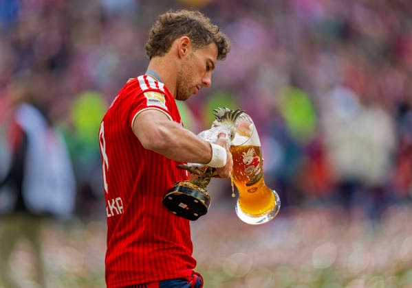 16 05 2026, Soccer Bundesliga 2025 2026, 34 match day, FC Bayern Munich 1 FC Cologne, in the Allianz Arena Munich, After the match the award ceremony for the German champion Bayern Munich, Leon Goretzka FC Bayern Munich lets his favorite bird, the white cockatoo made of porcelain, the cult mascot of Bayern also drink from his white beer glass After all, it is also the cockatoo glass with the bird printed on it