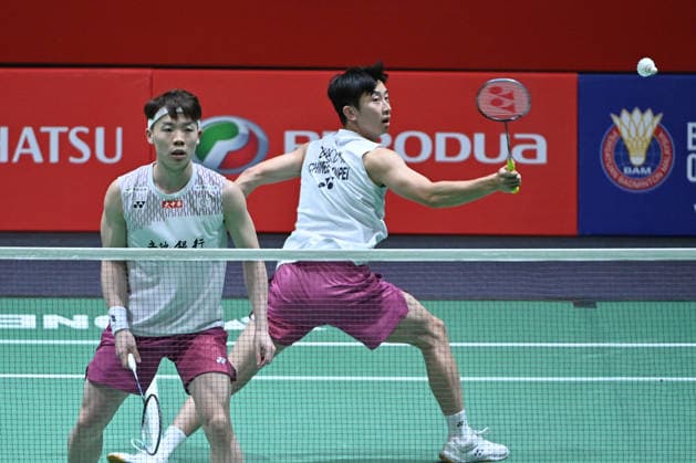 (260519) -- KUALA LUMPUR, May 19, 2026 -- Chen Cheng Kuan (rear) Liu Kuang Heng compete during the men s doubles round of 32 match between Huang Di Liu Yang of China and Chen Cheng Kuan Liu Kuang Heng of Chinese Taipei at 2026 Malaysia Masters badminton tournament in Kuala Lumpur, Malaysia, May 19, 2026. (Photo by Xinhua) (SP)MALAYSIA-KUALA LUMPUR-BADMINTON-MALAYSIA MASTERS-MEN S DOUBLES ChongxVoonxChung 