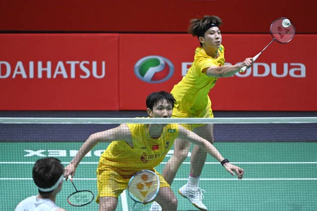 (260519) -- KUALA LUMPUR, May 19, 2026 -- Huang Di Liu Yang (rear) compete during the men s doubles round of 32 match between Huang Di Liu Yang of China and Chen Cheng Kuan Liu Kuang Heng of Chinese Taipei at 2026 Malaysia Masters badminton tournament in Kuala Lumpur, Malaysia, May 19, 2026. (Photo by Xinhua) (SP)MALAYSIA-KUALA LUMPUR-BADMINTON-MALAYSIA MASTERS-MEN S DOUBLES ChongxVoonxChung 