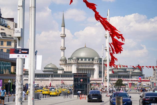 Turkey Football UEFA Europa League 2025 2026, Final in Istanbul SC Freiburg vs Aston Villa Tüpras Stadyumu Istanbul Turkey, Istanbul, Taksim, Taksim Square, Taksim Meydanı, Taksim Camii, Mosque, Minaret, Istanbul City, City Center, Urbanity, Turkey Flags, road traffic, metro, public transport, cab, metropolis, Bosphorus metropolis, tourism, architecture, skyline, Europa League Final 2026, UEFA Europa League, Istanbul Final 2026, major soccer event, event branding, host city, soccer culture, media event, matchday, city center, cityscape Copyright: xJOERANxSTEINSIEKx