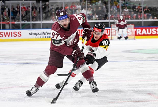 LKS 20260519 Latvia s Haralds Egle (97) and Austria s Leon Kolarik (R) during the 2026 IIHF Ice hockey, Eishockey World Championships preliminary round group A match between Latvia and Austria in Zurich on May 18th, 2026. - RONI REKOMAA Zürich Switzerland jnkgEjfpMu8  Copyright: xRonixRekomaax jnkgEjfpMu8