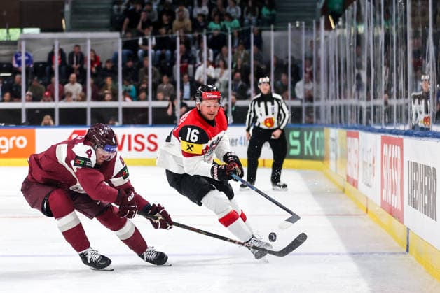 Ice hockey, Eishockey - IIHF WC 2026 ZURICH,SWITZERLAND,19.MAY.26 - ICE HOCKEY - IIHF Ice Hockey World Championship, WM, Weltmeisterschaft 2026, group stage, Austria vs Latvia. Image shows Kristofers Bindulis (LAT) and Dominic Zwerger (AUT).  GEPAxpictures xMaticxKlansek