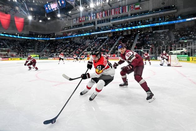 ZURICH, SWITZERLAND MAY 19 Simeon Schwinger of Austria protects the puck from Roberts Mamcics of Latvia during the 2026 IIHF Ice Hockey World Championship Switzerland game between Latvia and Austria at Swiss Life Arena on May 19, 2026 in Zurich, Zurich Zurich Swiss Life Arena Zurich Switzerland Switzerland Copyright: xJustPictures.ch AndreaxBrancax jp-en-EuSpIm-JP7_ANB_Lat_Aut_19052026_6146