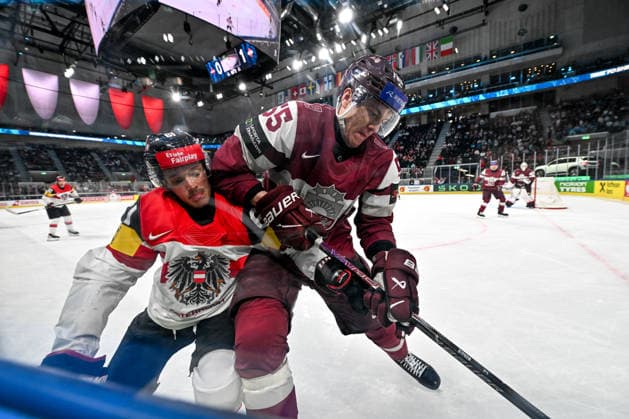 ZURICH, SWITZERLAND MAY 19 Simeon Schwinger of Austria and Roberts Mamcics of Latvia in a battle along the boards during the 2026 IIHF Ice Hockey World Championship Switzerland game between Latvia and Austria at Swiss Life Arena on May 19, 2026 in Zurich, Zurich Zurich Swiss Life Arena Zurich Switzerland Copyright: xJustPictures.ch AndreaxBrancax jp-en-EuSpIm-JP7_ANB_Lat_Aut_19052026_6177