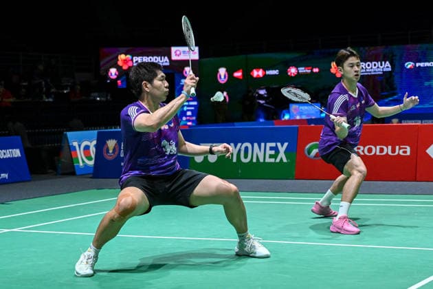 (260519) -- KUALA LUMPUR, May 19, 2026 -- Chaloempon Charoenkitamorn Worrapol Thongsa-nga (L) of Thailand compete during the men s doubles round of 32 match between Xie Haonan Zeng Weihan of China and Chaloempon Charoenkitamorn Worrapol Thongsa-nga of Thailand at 2026 Malaysia Masters badminton tournament in Kuala Lumpur, Malaysia, May 19, 2026. (Photo by Xinhua) (SP)MALAYSIA-KUALA LUMPUR-BADMINTON-MALAYSIA MASTERS-MEN S DOUBLES ChongxVoonxChung 