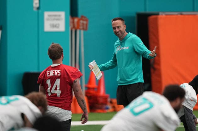 TBD, CA - MAY 19: Miami Dolphins head coach Jeff Hafley spaks with Miami Dolphins quarterback Quin Ewers (14) during the Miami Dolphins OTA on Tuesday, May 19, 2026 at Baptist Health Sports Complex in Miami Gardens, FL Photo by Peter Joneleit Icon Sportswire) NFL, American Football Herren, USA MAY 19 Miami Dolphins OTA EDITORIAL USE ONLY Icon2605019002