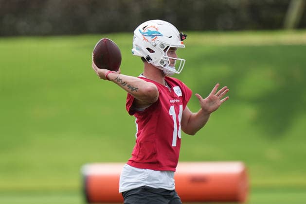 Miami Dolphins quarterback Quinn Ewers (14) throws passes during the Miami Dolphins OTA on Tuesday, May 19, 2026 at Baptist Health Sports Complex in Miami Gardens, FL Photo by Peter Joneleit Icon Sportswire) NFL, American Football Herren, USA MAY 19 Miami Dolphins OTA EDITORIAL USE ONLY Icon2605019004