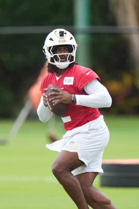 TBD, CA - MAY 19: Miami Dolphins quarterback Malik Willis (2) throws passes during the Miami Dolphins OTA on Tuesday, May 19, 2026 at Baptist Health Sports Complex in Miami Gardens, FL Photo by Peter Joneleit Icon Sportswire) NFL, American Football Herren, USA MAY 19 Miami Dolphins OTA EDITORIAL USE ONLY Icon2605019007