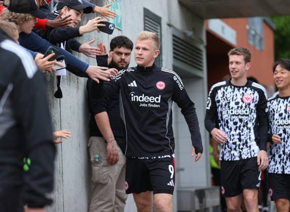 19 05 2026, Football test match, 125 years Rot Weiss Frankfurt, SG Rot Weiss Frankfurt Eintracht Frankfurt, v l , Jonathan Burkardt Eintracht Frankfurt with the fans before the match DFL DFB REGULATIONS PROHIBIT ANY USE OF PHOTOGRAPHS AS IMAGE SEQUENCES AND OR QUASI VIDEO xdcx Copyright: HMBxMedia Claus
