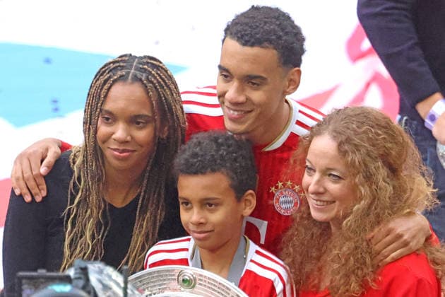 10 Jamal Musiala (FCB) mit Familie, Mama Carolin, Bruder Jerrell und Schwester Latisha, Meisterschale Fussball 1. BL FC Bayern München - 1. FC Köln 16.05.2026 Allianz Arena FOTO: Mladen Lackovic LakoPress *** 10 Jamal Musiala FCB with family, mom Carolin, brother Jerrell and sister Latisha, championship trophy Soccer 1 BL FC Bayern Munich 1 FC Cologne 16 05 2026 Allianz Arena PHOTO Mladen Lackovic LakoPress