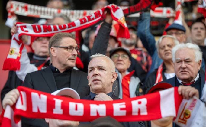 Soccer, Men, Season 2025 2026, 1 Bundesliga, 1 FC Union Berlin, Ordinary General Meeting at Stadion An der Alten Försterei, from left Managing Director Oskar Kosche 1 FC Union , President Dirk Zingler 1 FC Union , Honorary Council Chairman Wolfgang Vallentin 1 FC Union during the anthem, 19 05 2026, Copyright: xMatthiasxKochx