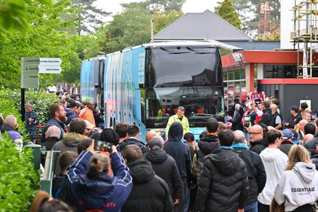 Bournemouth v Manchester City, Premier League Fans outside the stadium as the Manchester City team busses arrive ahead of the Premier League match between Bournemouth and Manchester City at the Vitality Stadium, Bournemouth, UK on 19 May 2026. Bournemouth Vitality Stadium Dorset UK Editorial use only DataCo restrictions apply See www.football-dataco.com , Copyright: xGrahamxHuntx PSI-24285-0029