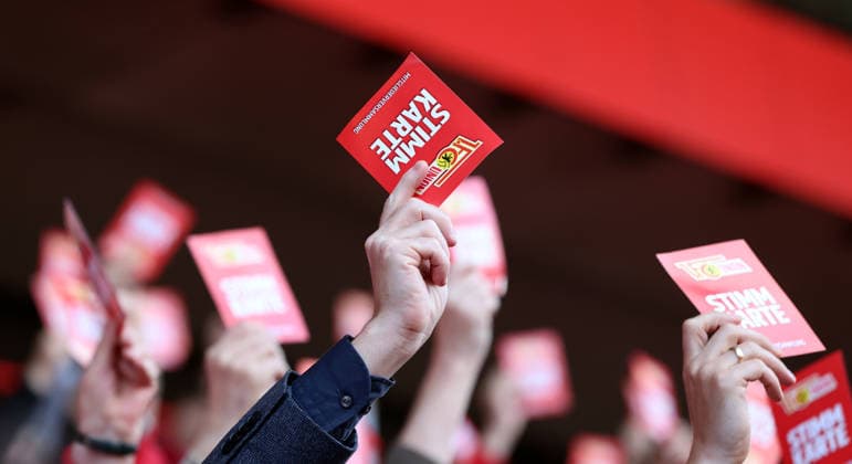 Members vote Voting card Symbol photo MV General Meeting at Stadion An der Alten Försterei Sport Football Soccer Bundesliga Men DFL Season 2025 2026 19 05 2026 1 FC Union Berlin FCU