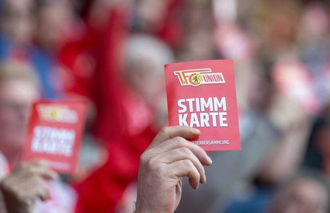 Fußball, Herren, Saison 2025 2026, 1. Bundesliga, 1. FC Union Berlin, Ordentliche Mitgliederversammlung im Stadion An der Alten Försterei, Stimmkarte bei der Abstimmung, 19.05. 2026, *** Soccer, Men, Season 2025 2026, 1 Bundesliga, 1 FC Union Berlin, Ordinary General Meeting at Stadion An der Alten Försterei, Voting card during voting, 19 05 2026, Copyright: xMatthiasxKochx