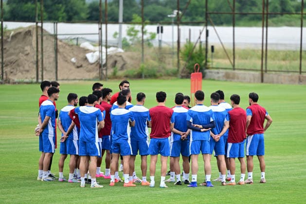 Iran National Football Team starts preparations in Turkiye s Antalya ahead of 2026 FIFA World Cup, WM, Weltmeisterschaft, Fussball ANTALYA, TURKIYE - MAY 19: Members of the Iran National Football Team gather around as head coach Amir Ghalenoei speaks during a training session at the Mardan Sports Complex in Antalya, Turkiye on May 19, 2026. The national team, Nationalteam launched their training camp in southern Turkiye to prepare for the upcoming 2026 FIFA World Cup, jointly hosted by the United States, Canada, and Mexico. Orhan Cicek Anadolu Antalya Turkey. Editorial use only. Please get in touch for any other usage. Copyright: x2026xAnadoluxOrhanxCicekx