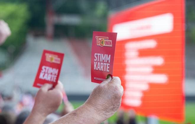 Soccer, Men, Season 2025 2026, 1 Bundesliga, 1 FC Union Berlin, Ordinary General Meeting at Stadion An der Alten Försterei, Voting cards at the vote, 19 05 2026, Copyright: xMatthiasxKochx