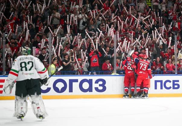 Russia Ice hockey, Eishockey Kontinental League Lokomotiv - Ak Bars 9169150 19.05.2026 Lokomotiv s players and fans celebrate their team s first goal scored by Byron Froese during the Kontinental Hockey League final play-off ice hockey match between Lokomotiv Yaroslavl and Ak Bars Kazan in Yaroslavl, Russia. Alexey Filippov Sputnik Yaroslavl Russia  Copyright: xAlexeyxFilippovx