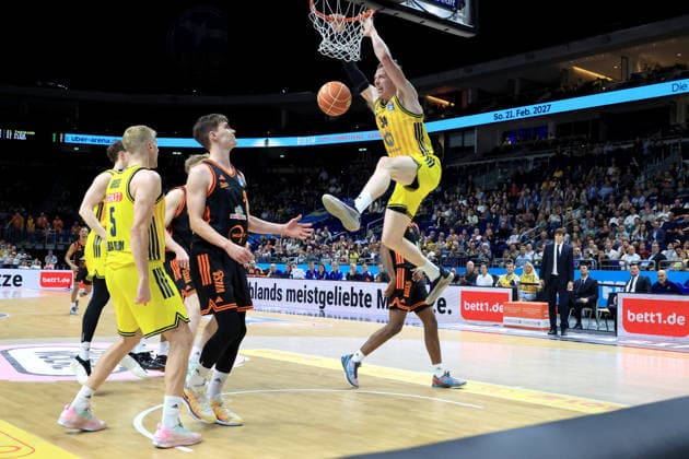 DEU, easyCredit BBL, ALBA vs Rasta Vechta, 19 05 2026, Uber Arena, Berlin, DEU, easyCredit BBL, ALBA vs Rasta Vechta, in the picture dunking by Justin Bean ALBA Berlin 34 , Sam Griesel ALBA Berlin 5 , Joschka Ferner RASTA Vechta 9 nordphotoxGmbHx xEngler nph00076