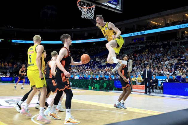 DEU, easyCredit BBL, ALBA vs. Rasta Vechta, 19.05.2026, Uber-Arena, Berlin, DEU, easyCredit BBL, ALBA vs. Rasta Vechta, im Bild dunking von Justin Bean (ALBA Berlin 34), Sam Griesel (ALBA Berlin 5), Joschka Ferner (RASTA Vechta 9) *** DEU, easyCredit BBL, ALBA vs Rasta Vechta, 19 05 2026, Uber Arena, Berlin, DEU, easyCredit BBL, ALBA vs Rasta Vechta, in the picture dunking by Justin Bean ALBA Berlin 34 , Sam Griesel ALBA Berlin 5 , Joschka Ferner RASTA Vechta 9 nordphotoxGmbHx xEngler nph00076