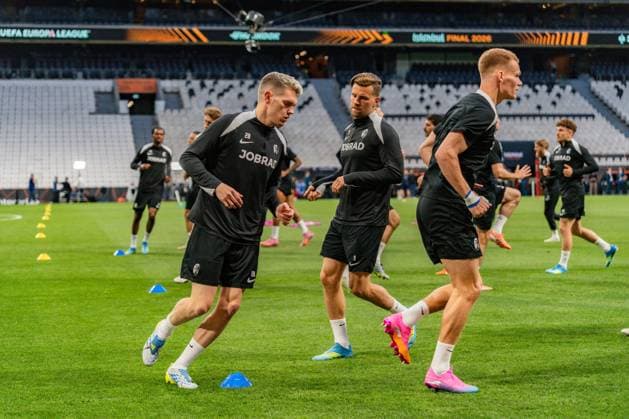 19 05 2026, SC Freiburg vs Aston Villa, UEFA Europa League, Final Matchday 1 Besiktas Square, Besiktas Park, Stadium, Fan festival, Fan Fest, Fans Freiburg Aston Villa, Trophy, Uefa Cup League Trophy, Istanbul 2026 Final Final Training Final Training SC Freiburg in Vodafone Park, Mathias Ginter, Lucas Höler Copyright: xBahhoxKarax