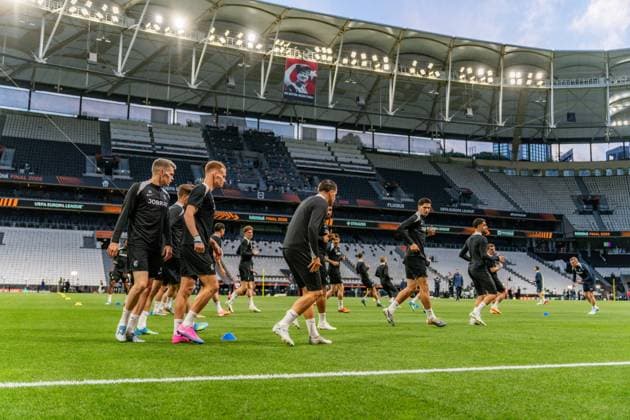19 05 2026, SC Freiburg vs Aston Villa, UEFA Europa League, Final Matchday 1 Besiktas Square, Besiktas Park, Stadium, Fan festival, Fan Fest, Fans Freiburg Aston Villa, Trophy, Uefa Cup League Trophy, Istanbul 2026 Final Final Training Final Training SC Freiburg in Vodafone Park, Mathias Ginter, Lucas Höler Copyright: xBahhoxKarax