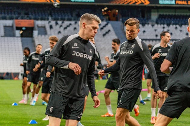 19 05 2026, SC Freiburg vs Aston Villa, UEFA Europa League, Final Matchday 1 Besiktas Square, Besiktas Park, Stadium, Fan festival, Fan Fest, Fans Freiburg Aston Villa, Trophy, Uefa Cup League Trophy, Istanbul 2026 Final Final Training Final Training SC Freiburg in Vodafone Park, Mathias Ginter, Lucas Höler Copyright: xBahhoxKarax