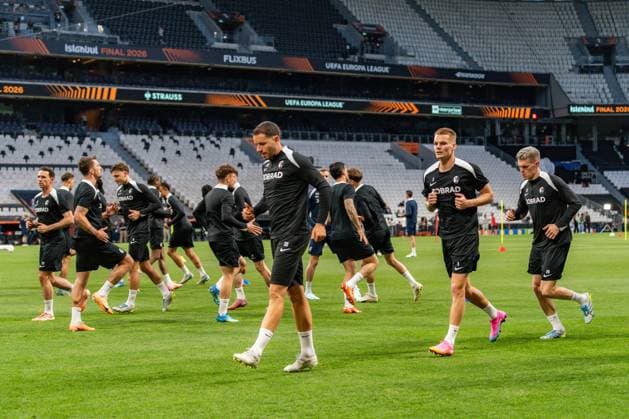 19 05 2026, SC Freiburg vs Aston Villa, UEFA Europa League, Final Matchday 1 Besiktas Square, Besiktas Park, Stadium, Fan festival, Fan Fest, Fans Freiburg Aston Villa, Trophy, Uefa Cup League Trophy, Istanbul 2026 Final Final Training Final Training SC Freiburg in Vodafone Park, Mathias Ginter, Lucas Höler Copyright: xBahhoxKarax