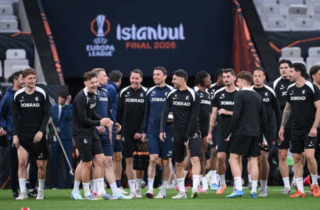 FOOTBALL EUROPA LEAGUE SEASON 2025 2026 Final in Istanbul 19 05 2026 SC Freiburg Aston Villa Training SC Freiburg at Besiktas Park Stadium, the team arrives at the stadium Patrick Osterhage, Maximilian Eggestein, athletic trainer Maximilian Kessler, Christian Guenter, athletic trainer Daniel Wolf, Vincenzo Grifo, Maximilian Philipp, Derry Scherhant and Anthony Jung from left to right