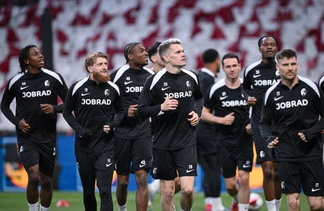 FOOTBALL EUROPA LEAGUE SEASON 2025 2026 Final in Istanbul 19 05 2026 SC Freiburg Aston Villa Training SC Freiburg at Besiktas Park Stadium, the team warming up Johan Manzambi, Niklas Beste, Bruno Ogbus, Matthias Ginter and Lukas Kuebler from left to right