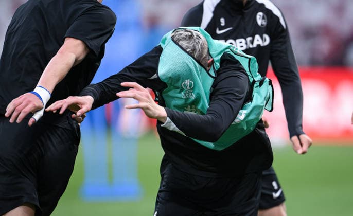 FOOTBALL EUROPA LEAGUE SEASON 2025 2026 Final in Istanbul 19 05 2026 SC Freiburg Aston Villa Training SC Freiburg at Besiktas Park Stadium, Matthias Ginter has a shirt in front of his face during a running exercise