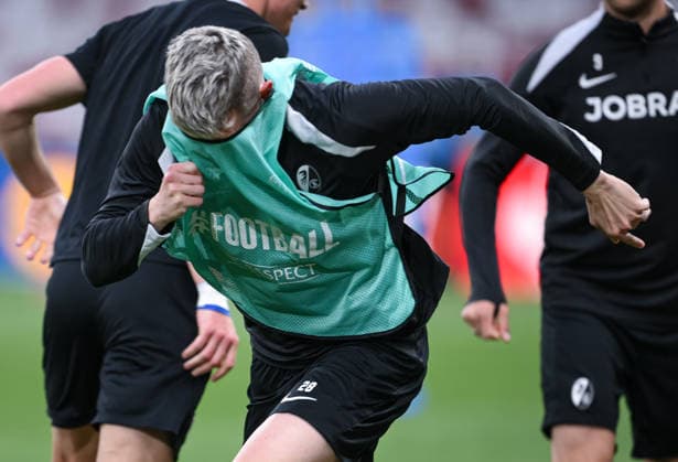 FOOTBALL EUROPA LEAGUE SEASON 2025 2026 Final in Istanbul 19 05 2026 SC Freiburg Aston Villa Training SC Freiburg at Besiktas Park Stadium, Matthias Ginter has a shirt in front of his face during a running exercise