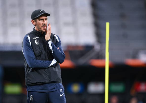 FUSSBALL EUROPA LEAGUE SAISON 2025 2026 Finale in Istanbul 19.05.2026 SC Freiburg - Aston Villa Training SC Freiburg im Besiktas - Park Stadion, Trainer Julian Schuster beobachtet das Training. *** FOOTBALL EUROPA LEAGUE SEASON 2025 2026 Final in Istanbul 19 05 2026 SC Freiburg Aston Villa training SC Freiburg at Besiktas Park stadium, coach Julian Schuster watches the training session
