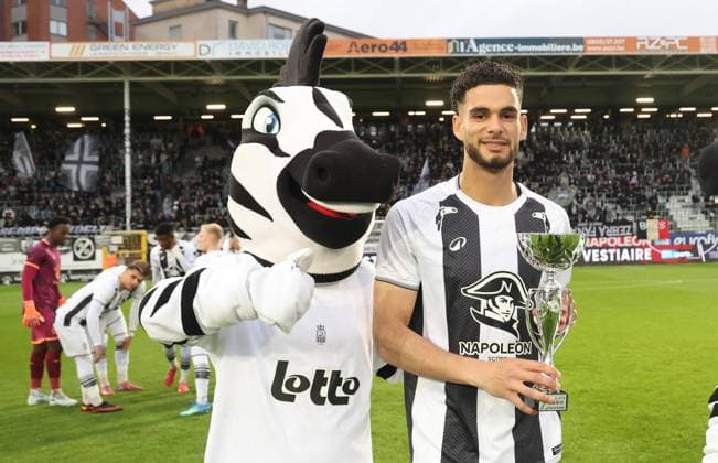 Charleroi s Kevin Van Den Kerkhof and receved Zebre d Or award before a soccer match between Sporting Charleroi and Oud-Heverlee Leuven, Tuesday 19 May 2026 in Charleroi, on the ninth day of the Europe Play-offs (PO2) of the 2025-2026 Jupiler Pro League first division of the Belgian championship. VIRGINIExLEFOUR  x174433926x