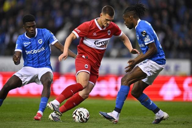 Genk s Nzoko Djoully and Genk s Joris Kayembe fight for the ball during a soccer match between KRC Genk and Royal Antwerp FC, Tuesday 19 May 2026 in Genk, on the ninth day of the Europe Play-offs (PO 2) of the 2025-2026 Jupiler Pro League first division of the Belgian championship. JOHAN EYCKENS JohanxEyckens  x174434369x