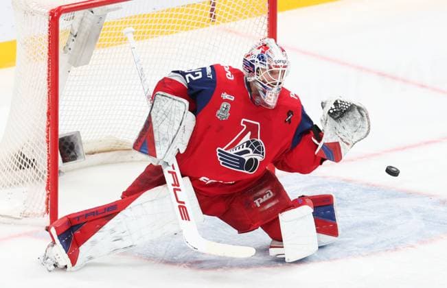 Russia Ice hockey, Eishockey Kontinental League Lokomotiv - Ak Bars 9169224 19.05.2026 Lokomotiv s goaltender Daniil Isayev dives to catch the puck during the Kontinental Hockey League final play-off ice hockey match between Lokomotiv Yaroslavl and Ak Bars Kazan in Yaroslavl, Russia. Yaroslav Neyelov Sputnik Yaroslavl Russia  Copyright: xYaroslavxNeyelovx