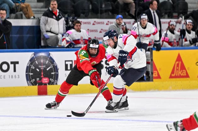 ZURICH, SWITZERLAND MAY 19 Mark Richardson of Great Britain in action against Doman Szongoth of Hungary during the 2026 IIHF Ice Hockey World Championship Switzerland game between Hungary and Great Britain at Swiss Life Arena on May 19, 2026 in Zurich, Zurich Zurich Swiss Life Arena Zurich Switzerland Copyright: xJustPictures.ch AndreaxBrancax jp-en-EuSpIm-JP7_ANB_Lat_Aut_19052026_5343
