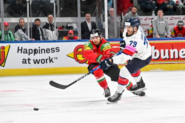 ZURICH, SWITZERLAND MAY 19 Csanad Erdely of Hungary tries to stop Nathanael Halbert of Great Britain during the 2026 IIHF Ice Hockey World Championship Switzerland game between Hungary and Great Britain at Swiss Life Arena on May 19, 2026 in Zurich, Zurich Zurich Swiss Life Arena Zurich Switzerland Copyright: xJustPictures.ch AndreaxBrancax jp-en-EuSpIm-JP7_ANB_Lat_Aut_19052026_5362