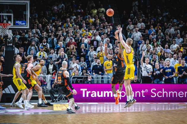 Basketball Berlin 19 05 2026 Season 2025 2026 EasyCredit BBL 1 Bundesliga Men, Men Playoffs Quarterfinals Game 2 Alba Berlin RASTA Vechta Justin Bean Alba Berlin, No 34 TJ Bamba Vechta, No 05