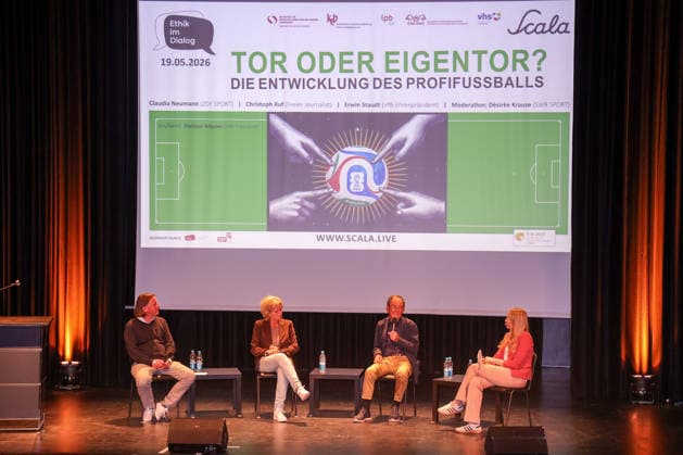 19.05.2026, Deutschland, Stuttgart, Fussball Ethik im Dialog: Tor oder Eigentor? v.l. Christoph Ruf Autor, freier Journalist und Fußballexperte, Claudia Neumann Sportreporterin und -redakteurin beim ZDF, Erwin Staudt Ehemaliger Präsident des VfB Stuttgart, Moderation: DesirÃ e Krause *** 19 05 2026, Germany, Stuttgart, Soccer Ethics in Dialogue Goal or Own Goal f l Christoph Ruf Author, freelance journalist and soccer expert, Claudia Neumann Sports reporter and editor at ZDF, Erwin Staudt Former President of VfB Stuttgart, moderated by DesirÃ e Krause