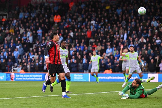 Bournemouth v Manchester City, Premier League Evanilson (9) of AFC Bournemouth misses a chance to score a goal during the Premier League match between Bournemouth and Manchester City at the Vitality Stadium, Bournemouth, UK on 19 May 2026. Bournemouth Vitality Stadium Dorset UK Editorial use only DataCo restrictions apply See www.football-dataco.com , Copyright: xGrahamxHuntx PSI-24285-0042