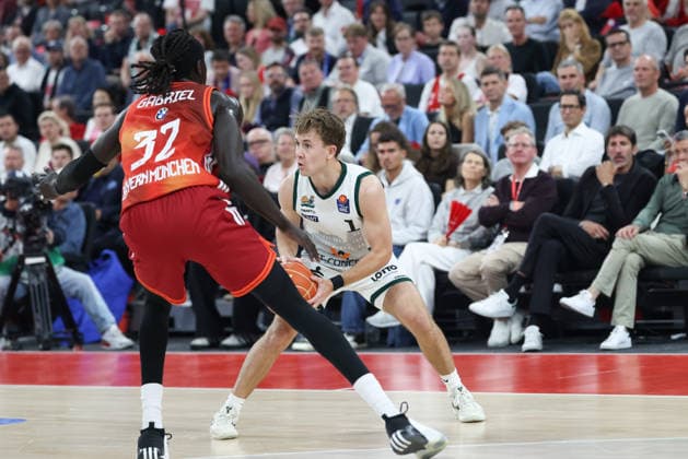 Steven Ashworth Vet Concept Gladiators Trier, 01 with ball with Wenyen Gabriel FC Bayern Basketball, 32 , GER, FC Bayern Basketball vs Vet Concept Gladiators Trier, Basketball, easycredit Basketball Bundesliga, Playoffs, Quarterfinals, 2025 2026 season, 19 05 2026, GER, FC Bayern Basketball vs Vet Concept Gladiators Trier, Basketball, easycredit Basketball Bundesliga, Playoffs, Quarterfinals, 2025 2026 season, 19 05 2026 Munich Copyright: xEibner-Pressefoto JennixMaulx EP_JML