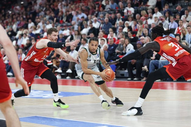 Jordan Roland Vet Concept Gladiators Trier, 15 with ball with Andreas Obst FC Bayern Basketball, 13 and Wenyen Gabriel FC Bayern Basketball, 32 , GER, FC Bayern Basketball vs Vet Concept Gladiators Trier, Basketball, easycredit Basketball Bundesliga, Playoffs, Quarterfinals, 2025 2026 season, 19 05 2026, GER, FC Bayern Basketball vs Vet Concept Gladiators Trier, Basketball, easycredit Basketball Bundesliga, Playoffs, Quarterfinals, 2025 2026 season, 19 05 2026 Munich Copyright: xEibner-Pressefoto JennixMaulx EP_JML