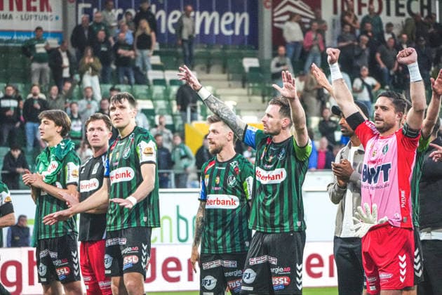 Football Austria, Admiral Bundesliga European Cup Playoff ECL 2025 2026, SV Oberbank Ried vs Wolfsberger AC WAC BWT x Oberösterreichische Arena Ried Cheering with the fans after the match Copyright: xLukasxBierederx