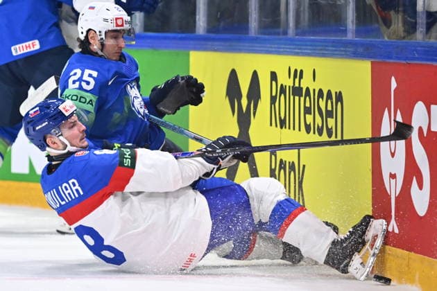 L-R Oliver Okuliar (SVK) and Luka Maver (SLO) in action during the 2026 IIHF World Championship, WM, Weltmeisterschaft Group B, match Slovenia vs Slovakia, Fribourg, Switzerland, on May 19, 2026. (CTKxPhoto RadekxPetrasek) CTKPhotoP2026051908758  CTKPhotoP2026051908758