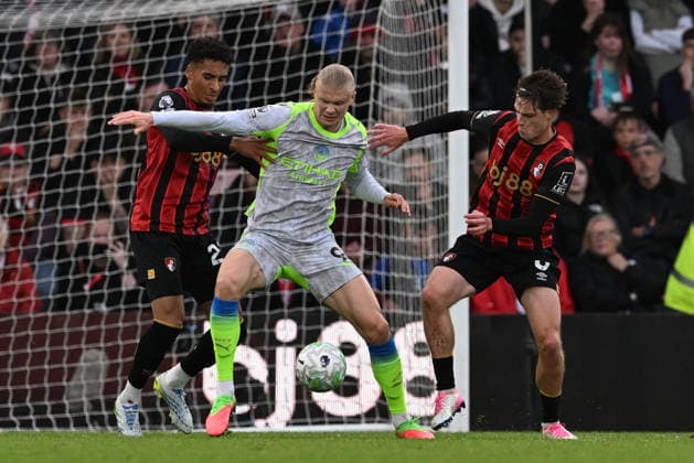 Bournemouth v Manchester City, Premier League Erling Haaland (9) of Manchester City battles for possession with James Hill (23) of AFC Bournemouth and Alex Scott (8) of AFC Bournemouth during the Premier League match between Bournemouth and Manchester City at the Vitality Stadium, Bournemouth, UK on 19 May 2026. Bournemouth Vitality Stadium Dorset UK Editorial use only DataCo restrictions apply See www.football-dataco.com , Copyright: xGrahamxHuntx PSI-24285-0045