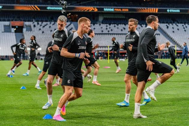 19 05 2026, SC Freiburg vs Aston Villa, UEFA Europa League, Final Matchday 1 Besiktas Square, Besiktas Park, Stadium, Fan festival, Fan Fest, Fans Freiburg Aston Villa, Trophy, Uefa Cup League Trophy, Istanbul 2026 Final Final Training Final Training SC Freiburg in Vodafone Park, Mathias Ginter, Lucas Höler Copyright: xBahhoxKarax